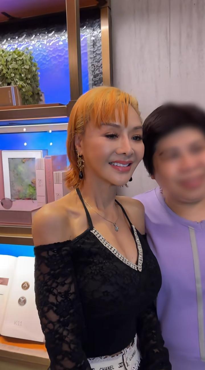 她没走，只是没上镜头。
57岁，叶子楣又坐回了片场的椅子。
不是怀旧，不是炒冷饭