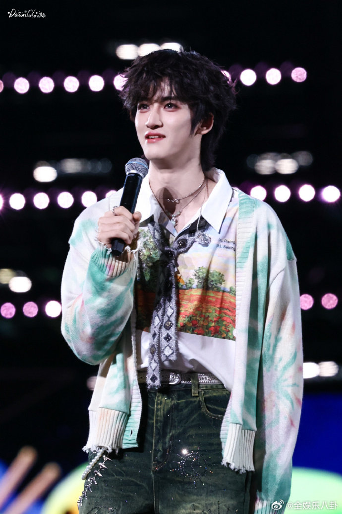 邓佳鑫愚人节说有巡演愚人节邓佳鑫官宣巡演，实力歌手的舞台邀约太戳心，期待他用歌声