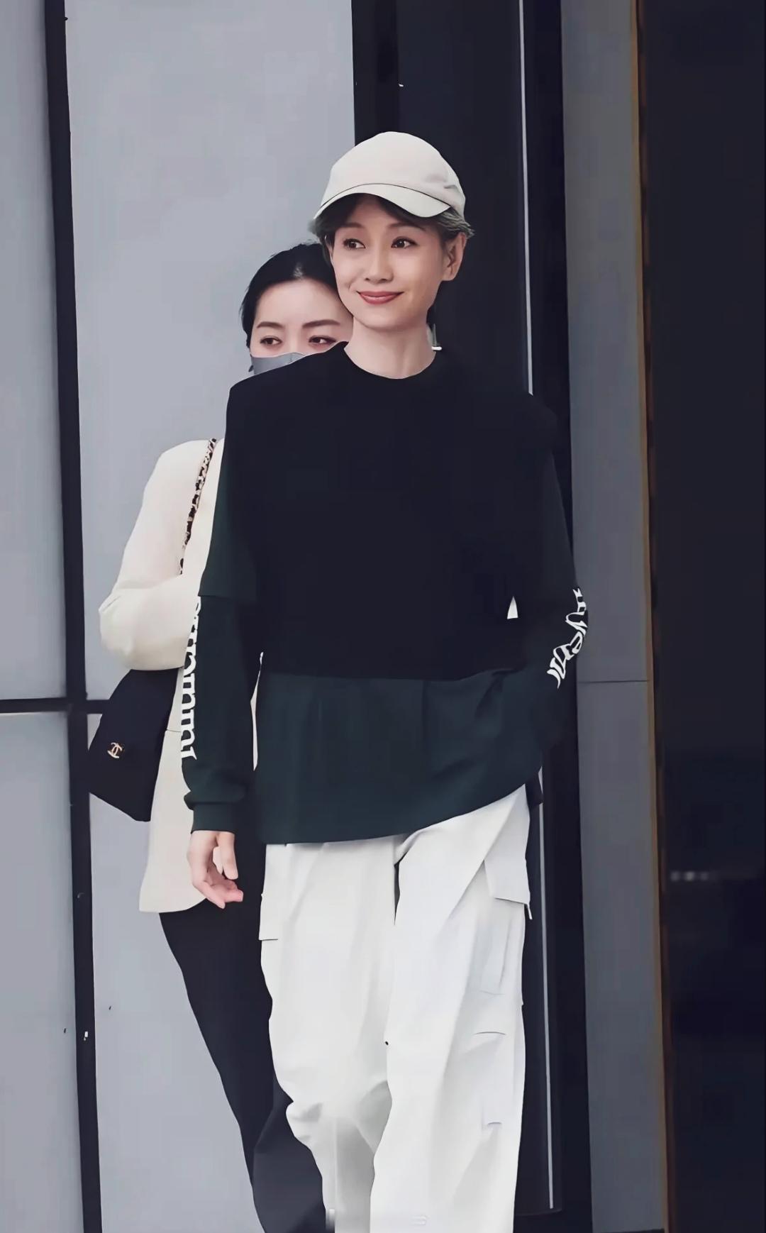 美颜拉满！大妈直接变大姐。还能看出她是谁吗？