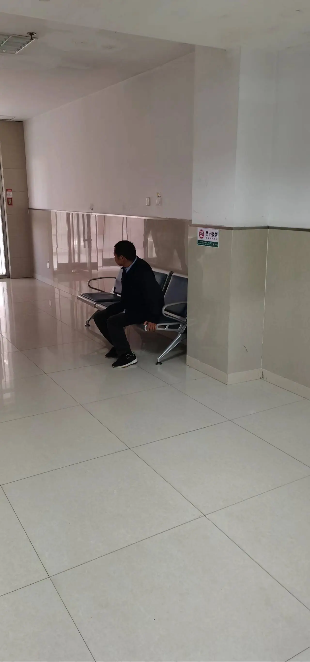 昨天陪老爸去医院看病。我让他坐在这里等我，我去拿报告单，回头看到曾经我...