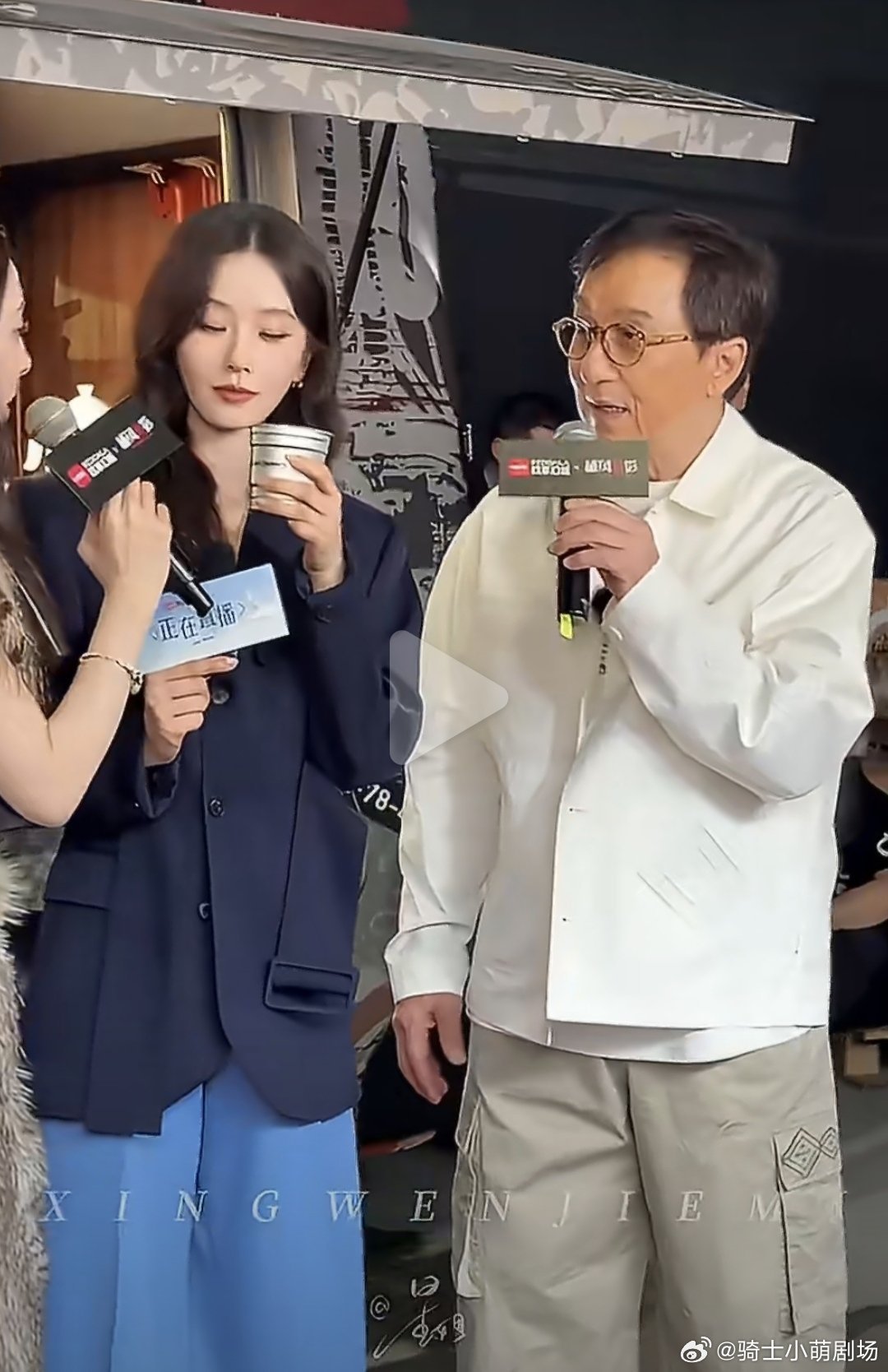 成龙刘诗诗合体没想到大哥成龙还有做咖啡的技能，神仙同框，成龙为刘诗诗冲咖啡甜度拉