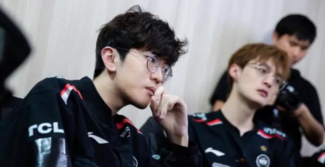 针对EDG打野Jiejie因伤住院一事，有脑洞大开的网友对此猜测: 该不会是跟队