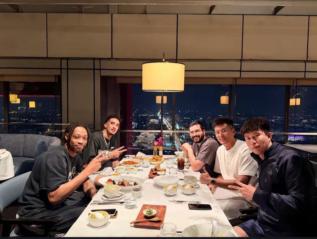 广东男篮御用经纪人董昊与奎因聚餐照片。看来广东男篮本赛季著名“洁尔阴”外援组合，