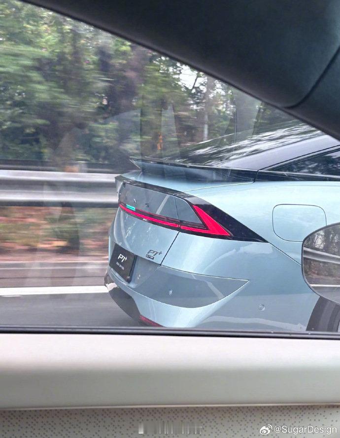 小鹏 P7 + 增程版的实车图在网上曝光。从外观来看，小鹏 P7 + 增程版采用