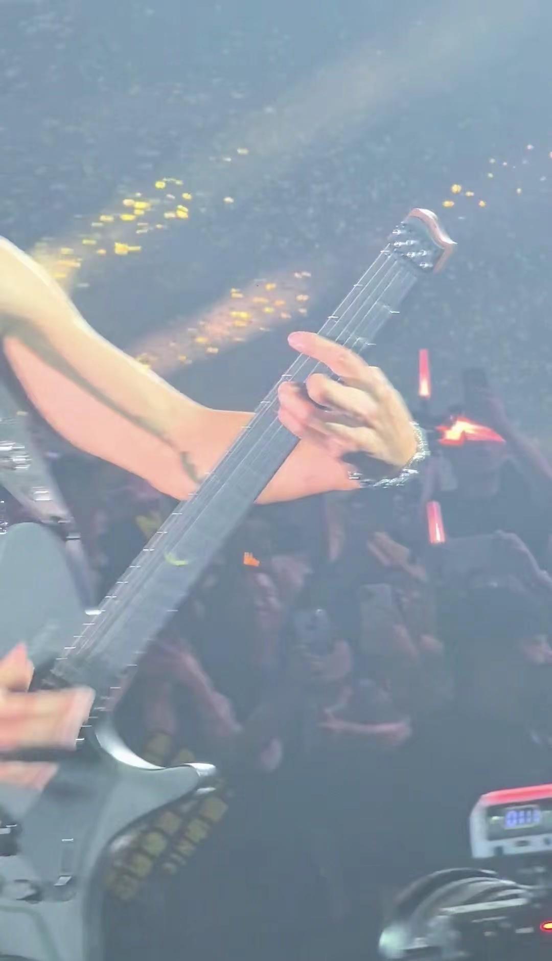 谢霆锋摇滚现场炸翻南京！🎸。谢霆锋摇滚现场太炸了！在南京演出简直夯爆了～You