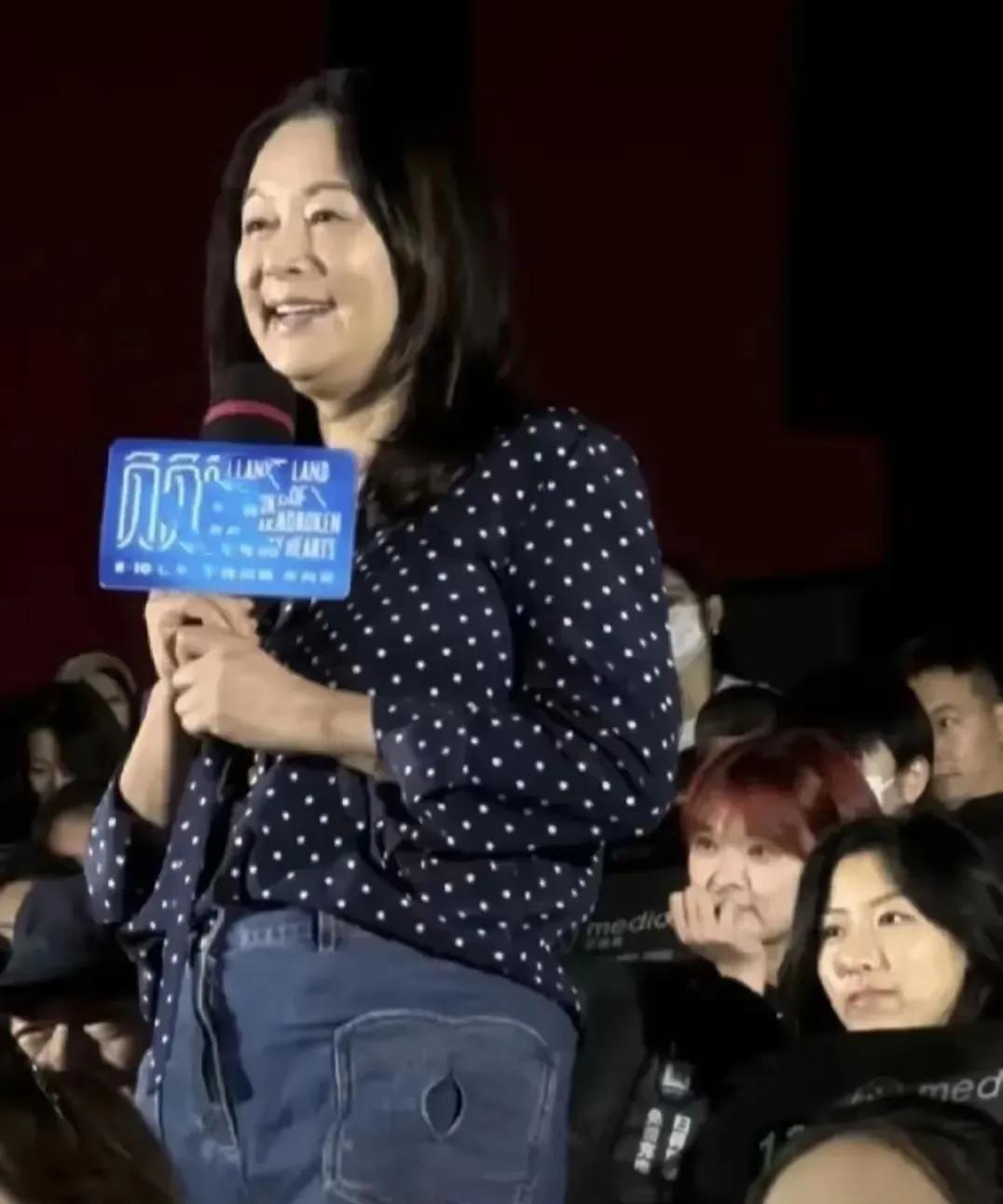 她幸亏嫁给了大导演，要不然这个状态都无戏可拍！发福都到了能看出双下巴的程度，什么