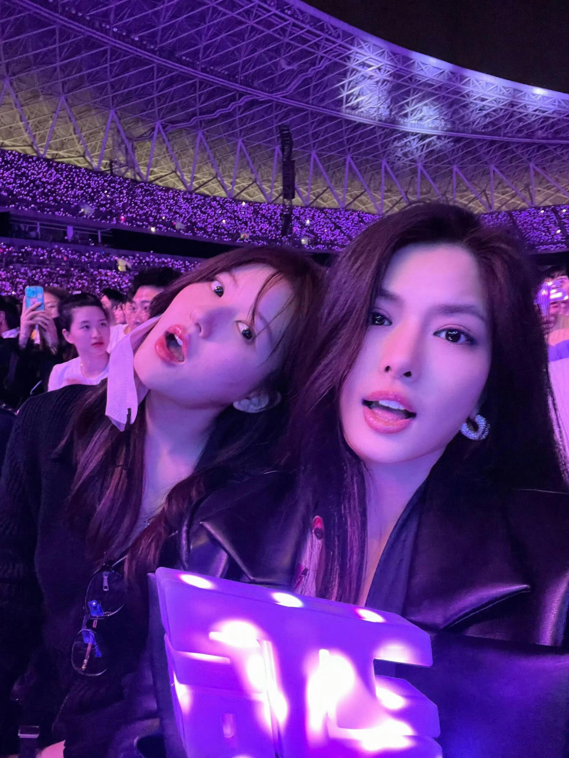 赵露思纯白吊带look /赵露思 演唱会！！💜💜 ​​​