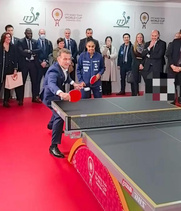 马克龙打乒乓球，拿球动作有模有样，还和专业运动员切磋球技！12月5日马克龙访问四