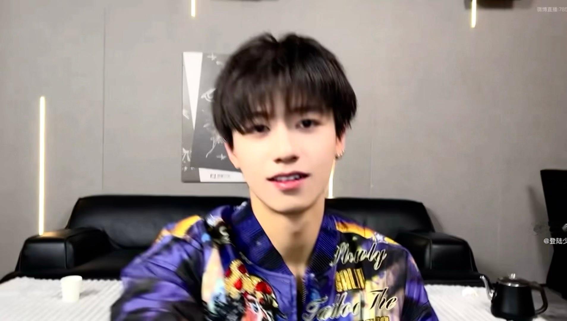 弹幕说让志鑫倒立直播，志鑫儿：“倒立的话很简单啊！我知道怎么倒立直播”然后就把直