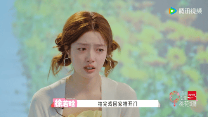 徐若晗谈姥姥患病告别焦虑 徐若晗谈起姥姥时，眼神里满是化不开的温柔。在爱里长大的
