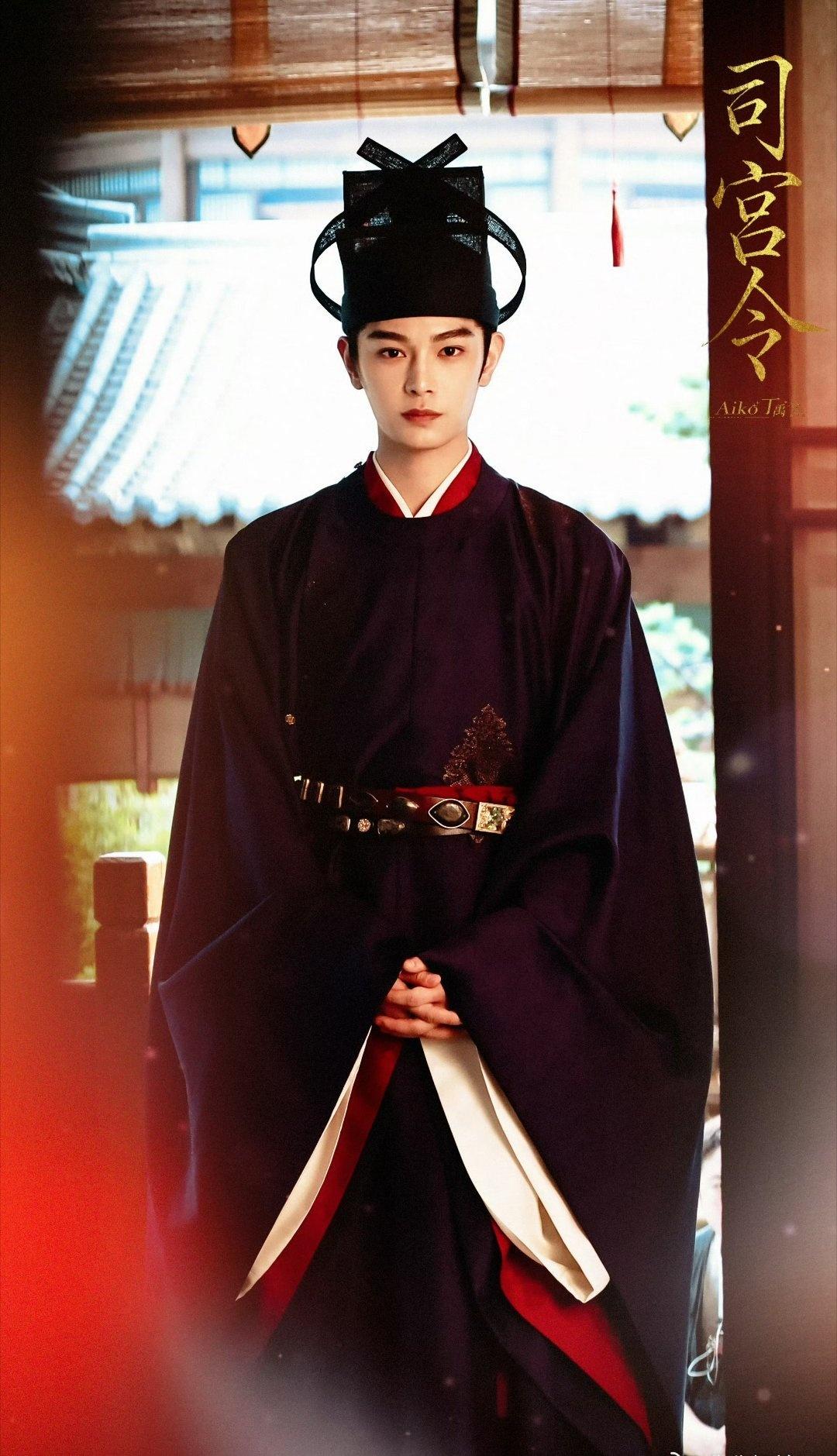 💚丁禹兮

你踩着漫长星辰的光而来 而我在你到来的刹那便失了心智 从此山河过往