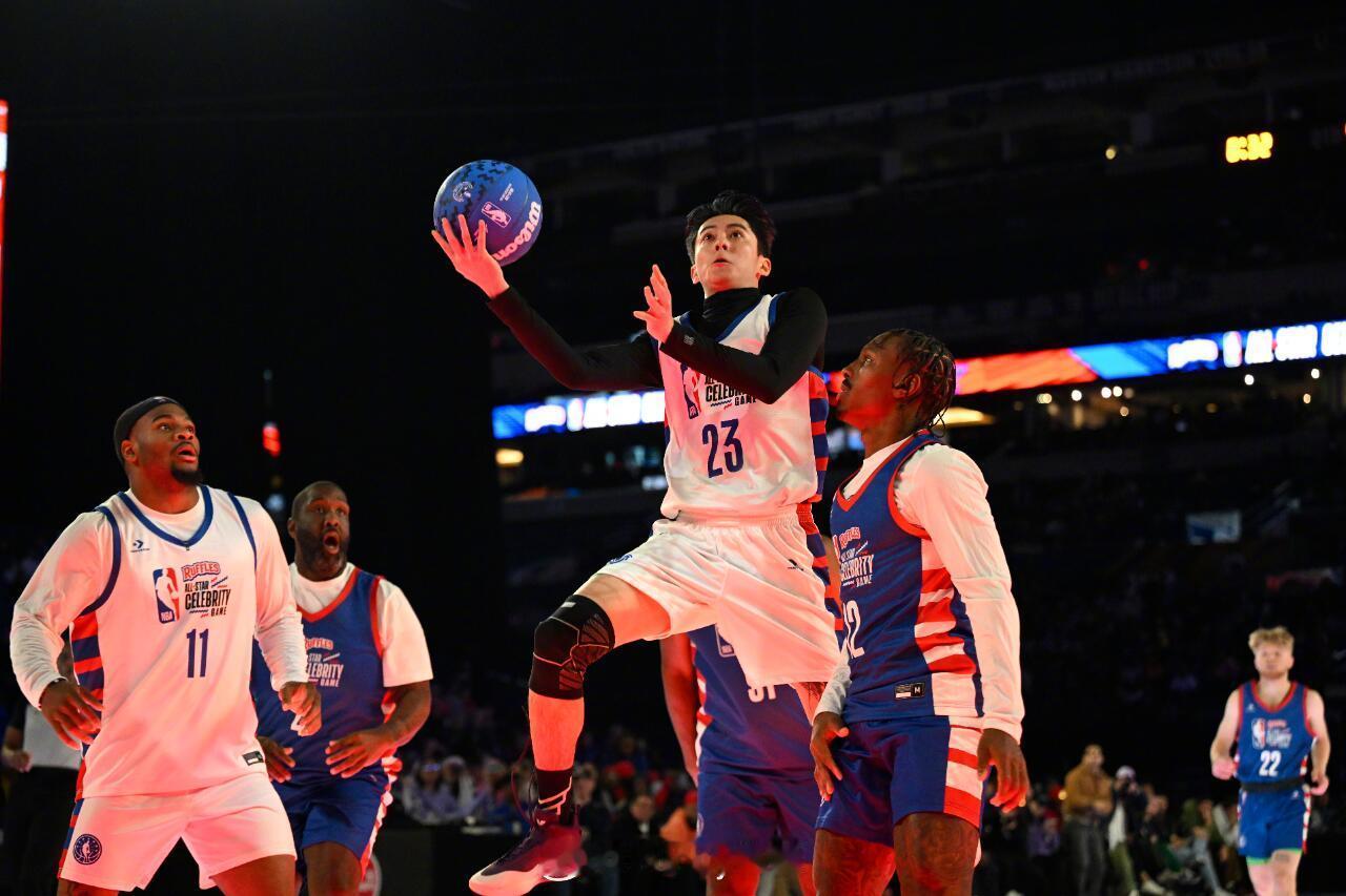 王鹤棣NBA名人赛三番战 三战NBA名人赛，王鹤棣直接把热爱焊在身上！从青涩亮相