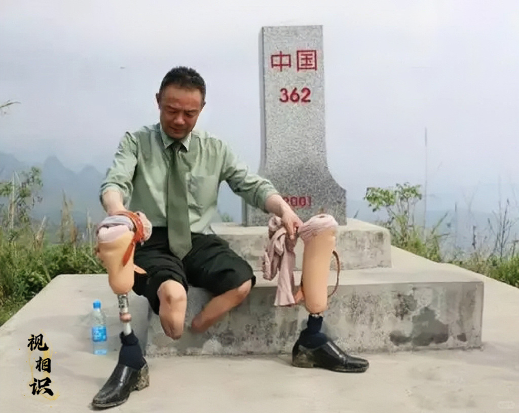 2016年，一等功臣，伤残老兵王曙光重回老山战场的照片，在攀上者阴山的主峰后，他...