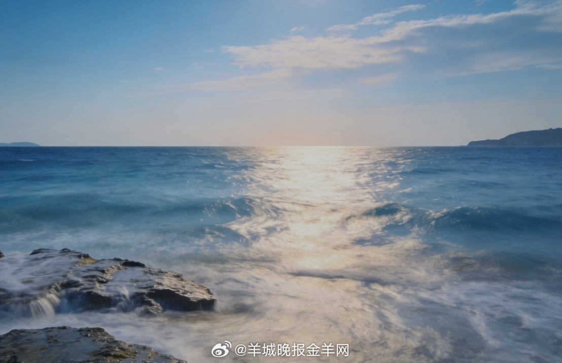 #早安# 清晨的海，波光温柔，海风轻拂，蓝得澄澈又浪漫。在这片温柔的蓝里自在漫步