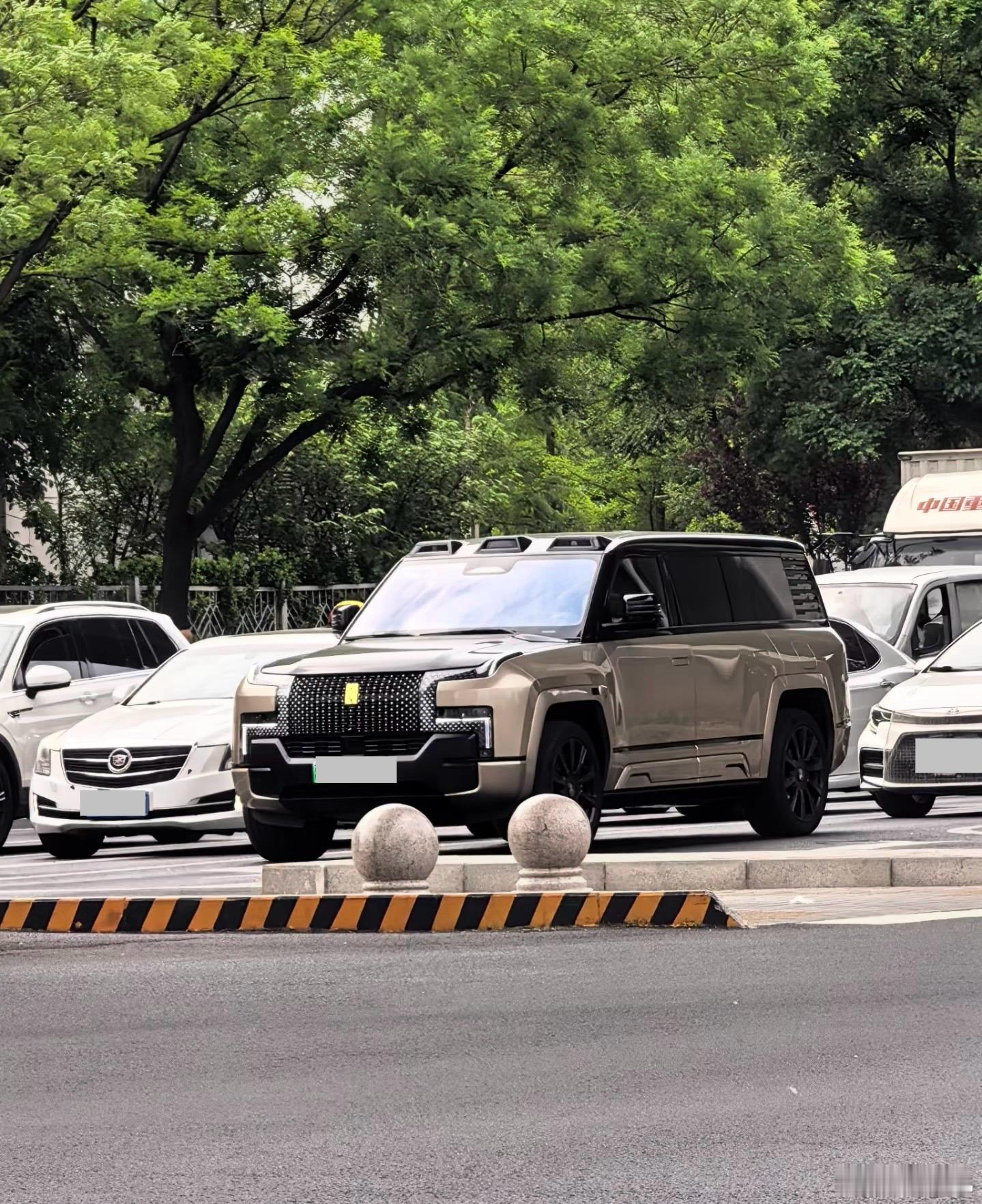 见过气场最绝的全尺寸SUV，仰望U8L属实长在审美上。方正车身线条利落，鼎式前脸