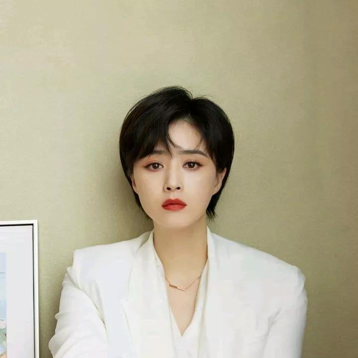 优雅黑发红唇，白衬衫尽显时尚！