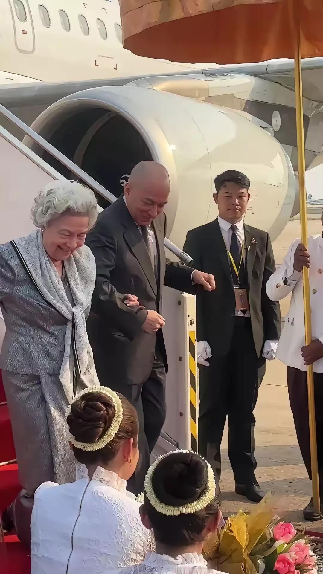 柬埔寨的莫尼列太后是一个多么幸福的老太太，可以说是全世界最幸福的老太太吧。
莫尼