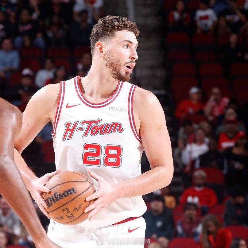 申京本赛季前十场，场均出战36分钟，得到22.1分10.2篮板7.2助攻1.2抢