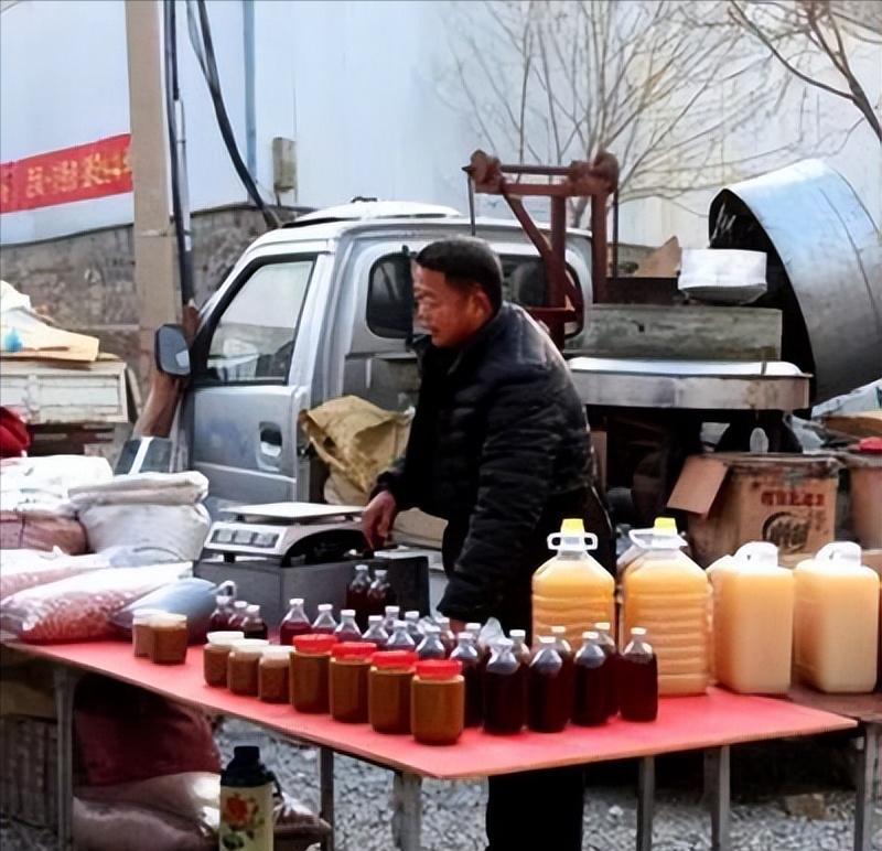 街头“现榨芝麻油”骗局，香气扑鼻且价格低廉，机器内却隐藏“秘密”，千万不要上当受
