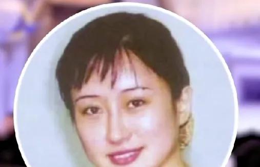 空姐，十八刀，一张没拿上的加拿大签证。
2001年6月28日凌晨4点17分，北京