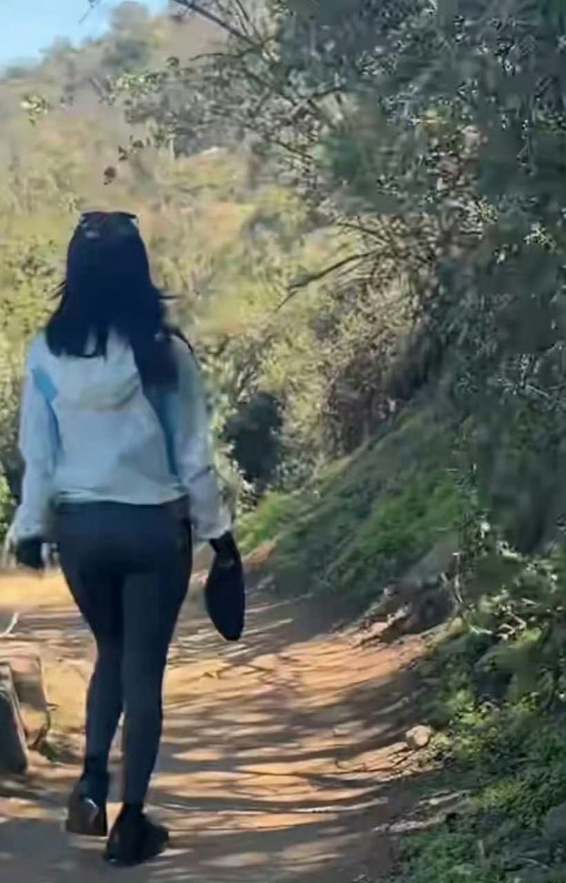 模仿一下我女的绝美背影 ​​​