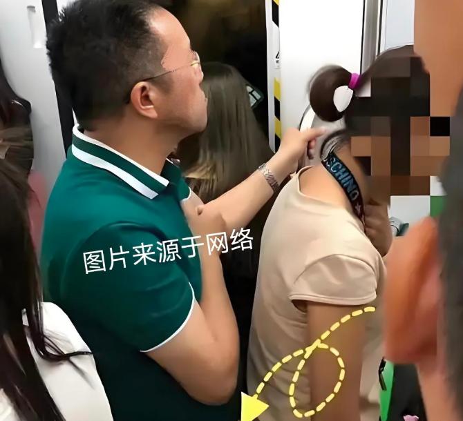 香港，20岁女孩晚上坐地铁，被一59岁男子猥亵，在她衣服上留下可疑白色透明液体，