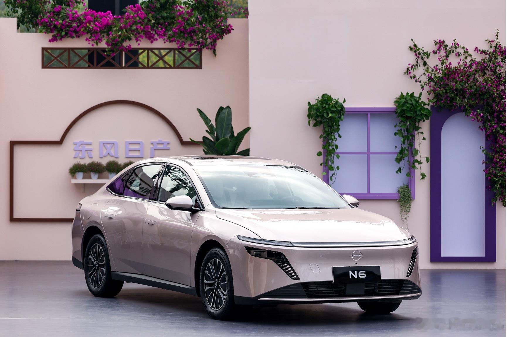 【东风日产 N6 上市】东风日产首款插电式混合动力轿车 N6 上市。该车以大电池