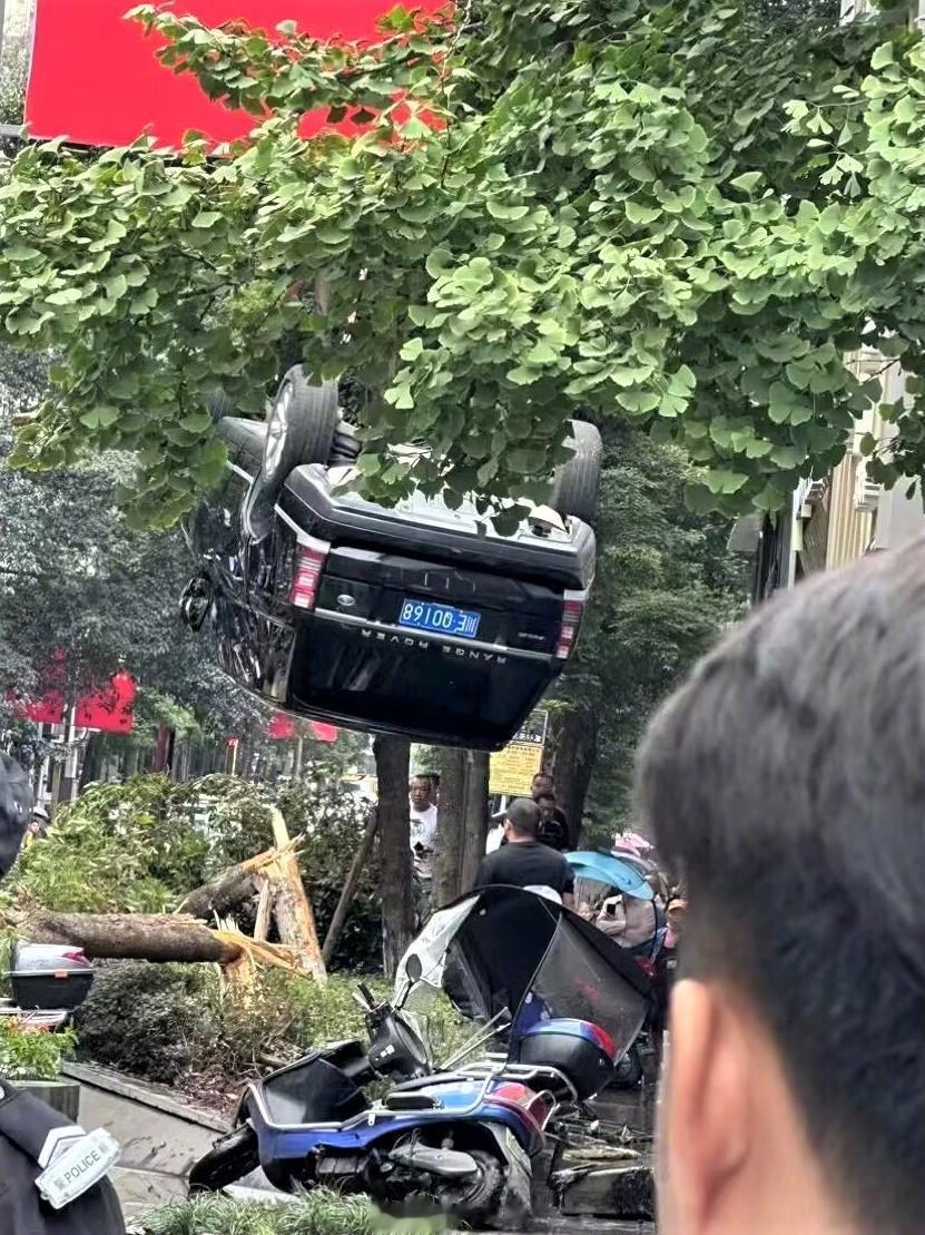 首先不排除有P图的成分[灵光一闪]不妨找找来源？
如果是真的，车祸能成这样子，那
