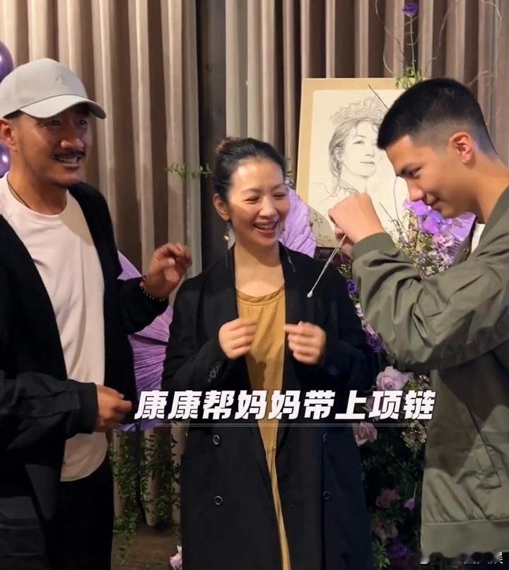 #胡军为老婆庆生##胡军带康康为老婆庆生#胡军为老婆庆生，好幸福的一家 ​​​
