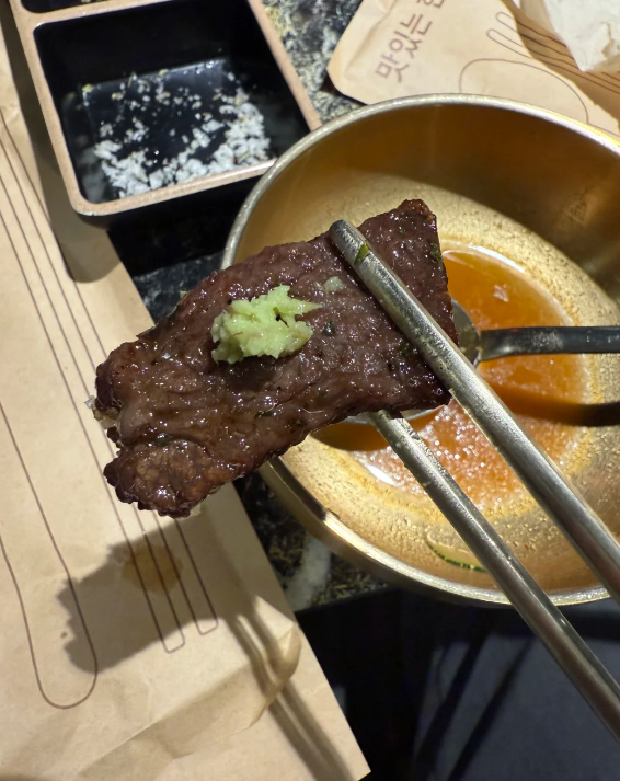 一口爆浆的油脂美食烤肉 终于在这个狂风暴雨的天气和朋友吃上了心心念念的烤肉肚子饱