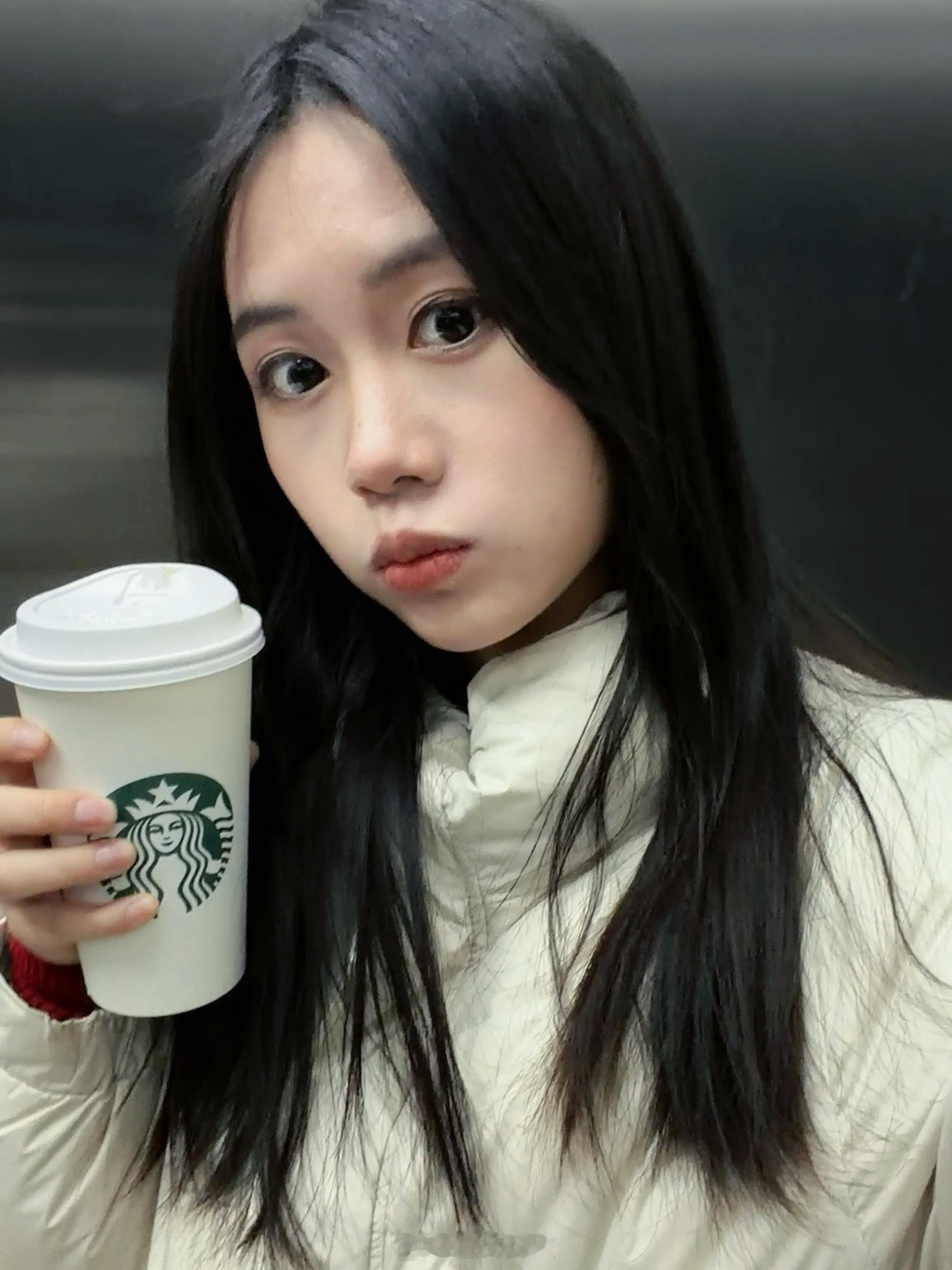 办公室奶茶文化我们办公室是玩具龙请客喝星巴克自己平时就是楼下瑞幸大家有为奶茶社交