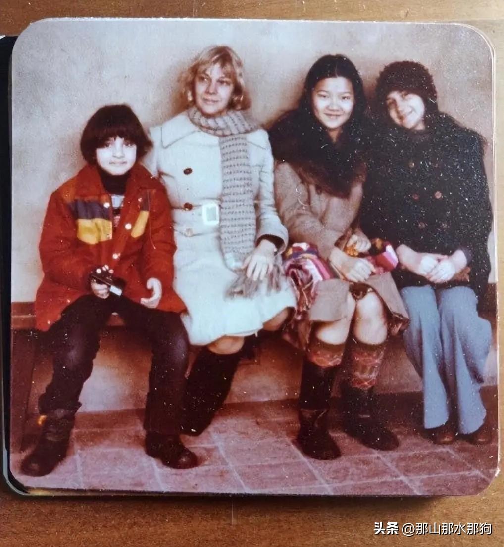 70年代，和洪晃一同去美国读高中的几个小孩都寄养在外国人家里。两个叫陈红和叫李小