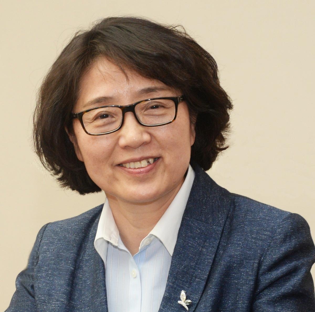 中国肾脏病学界的"铁娘子"——刘志红院士
 
她是中国肾脏病学界备受赞誉的"铁娘