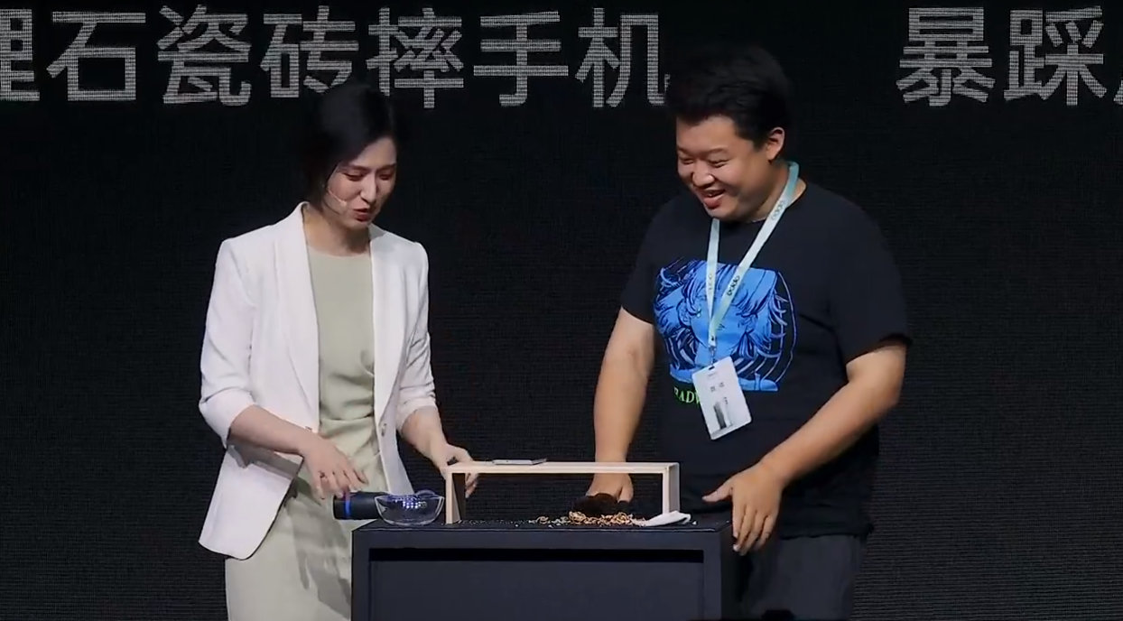 OPPO K12发布，耐用性拉升，现场展示了：1.5m高度跌落、高跟鞋踩手机、手