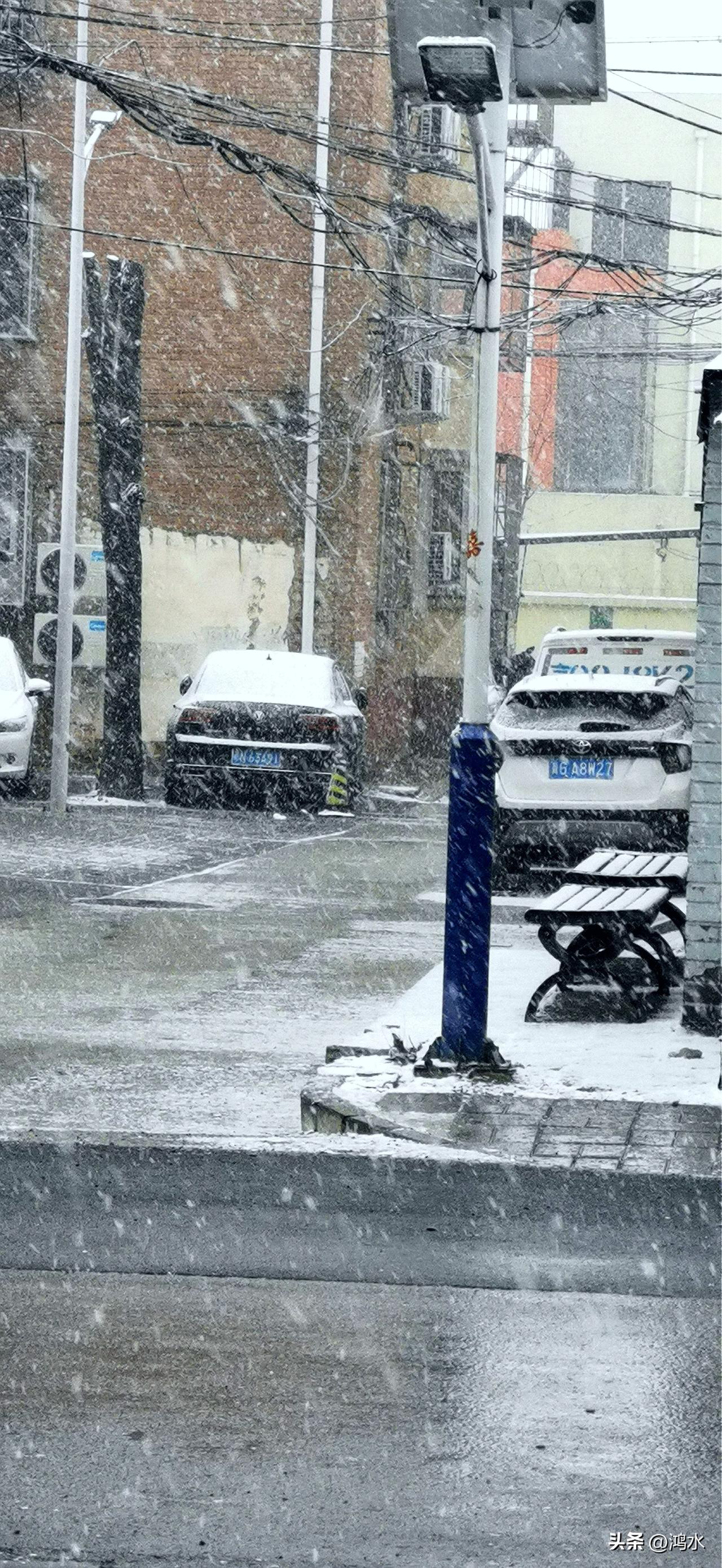 刚刚，北京下雪了。

早上天一直阴沉沉的，送完孩子上学，回到家一直在家写东西，刚