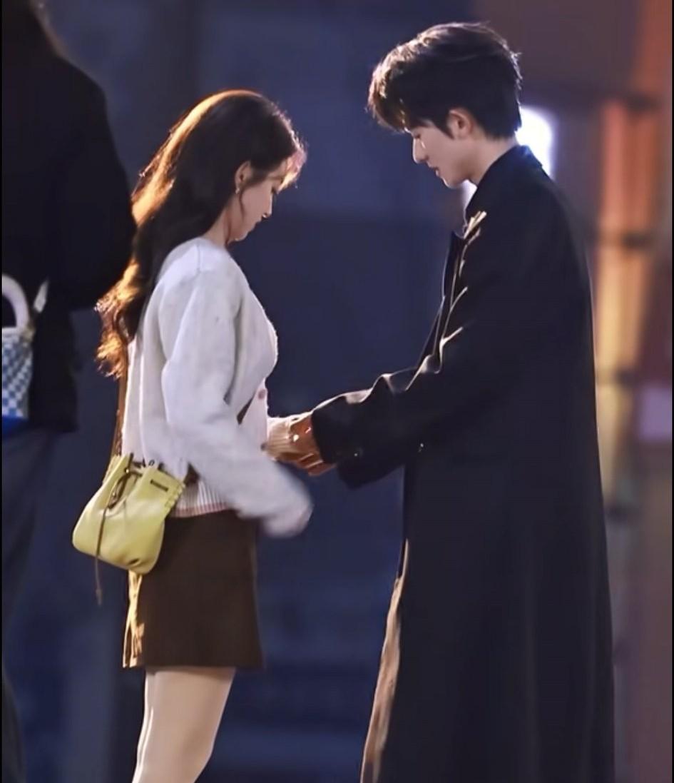 仔细看，陈添祥在片场牵郭宇欣的手
郭宇欣愣了一下，不知道他要干嘛，再仔细看，居然