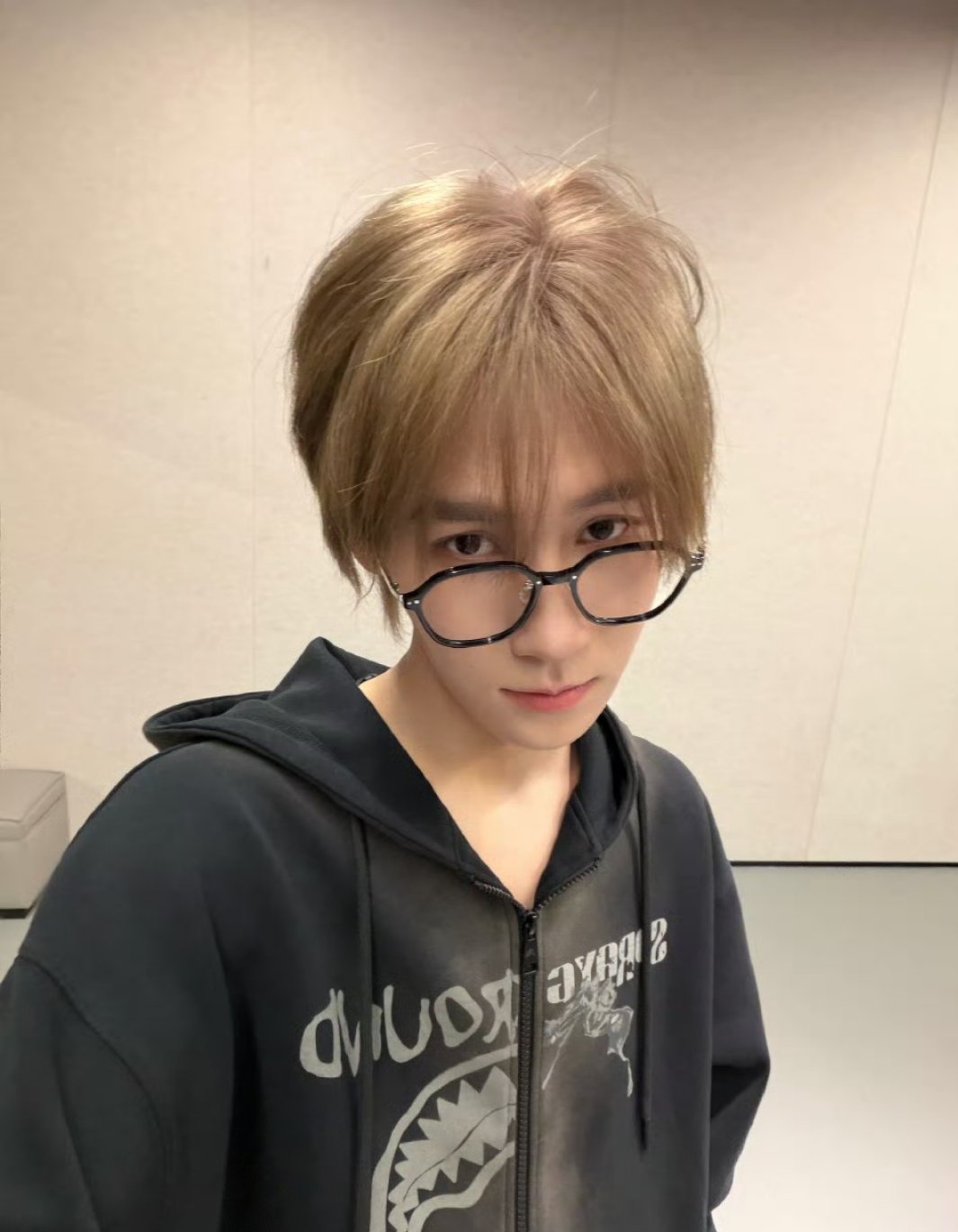 张真源全新金发造型日前正式曝光，相关舞台预告获广泛关注。从造型设计到舞台筹备，青