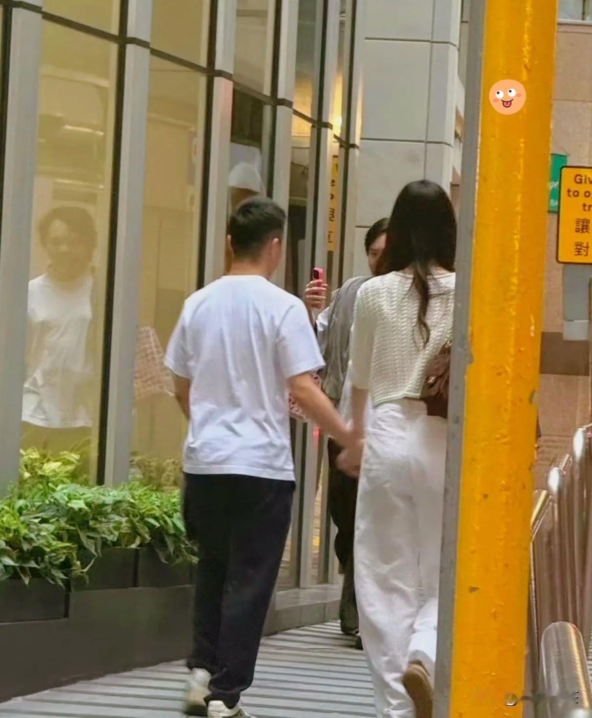 8月19日，何猷君和奚梦瑶，引发了网友热议。原因是俩人现身香港街头，手牵手过七夕