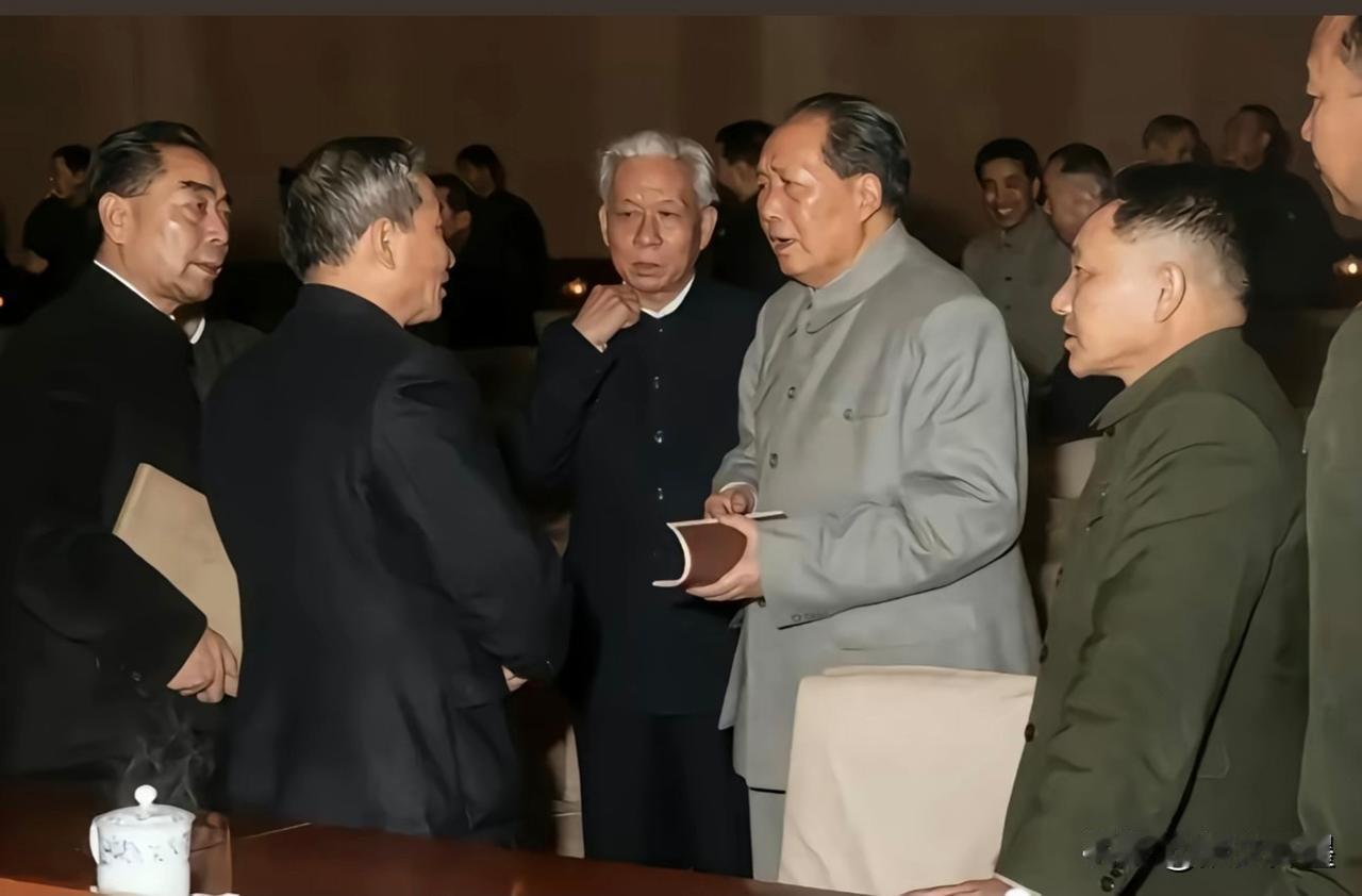 毛主席和他的战友们：两张图有什么不同？