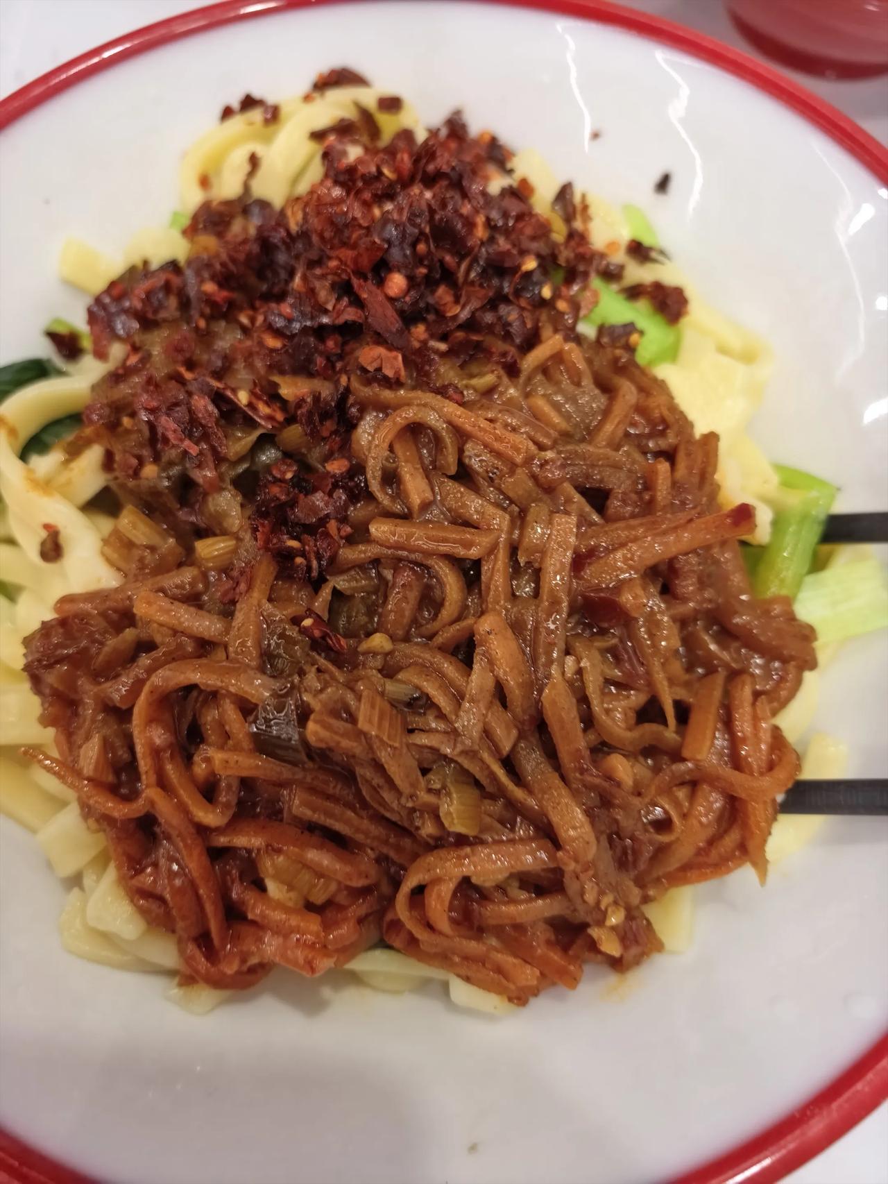 韩城面食虽然非常多，但品牌的识别度还比较差，和羊肉饸饹相比，无形资产太低。研究一