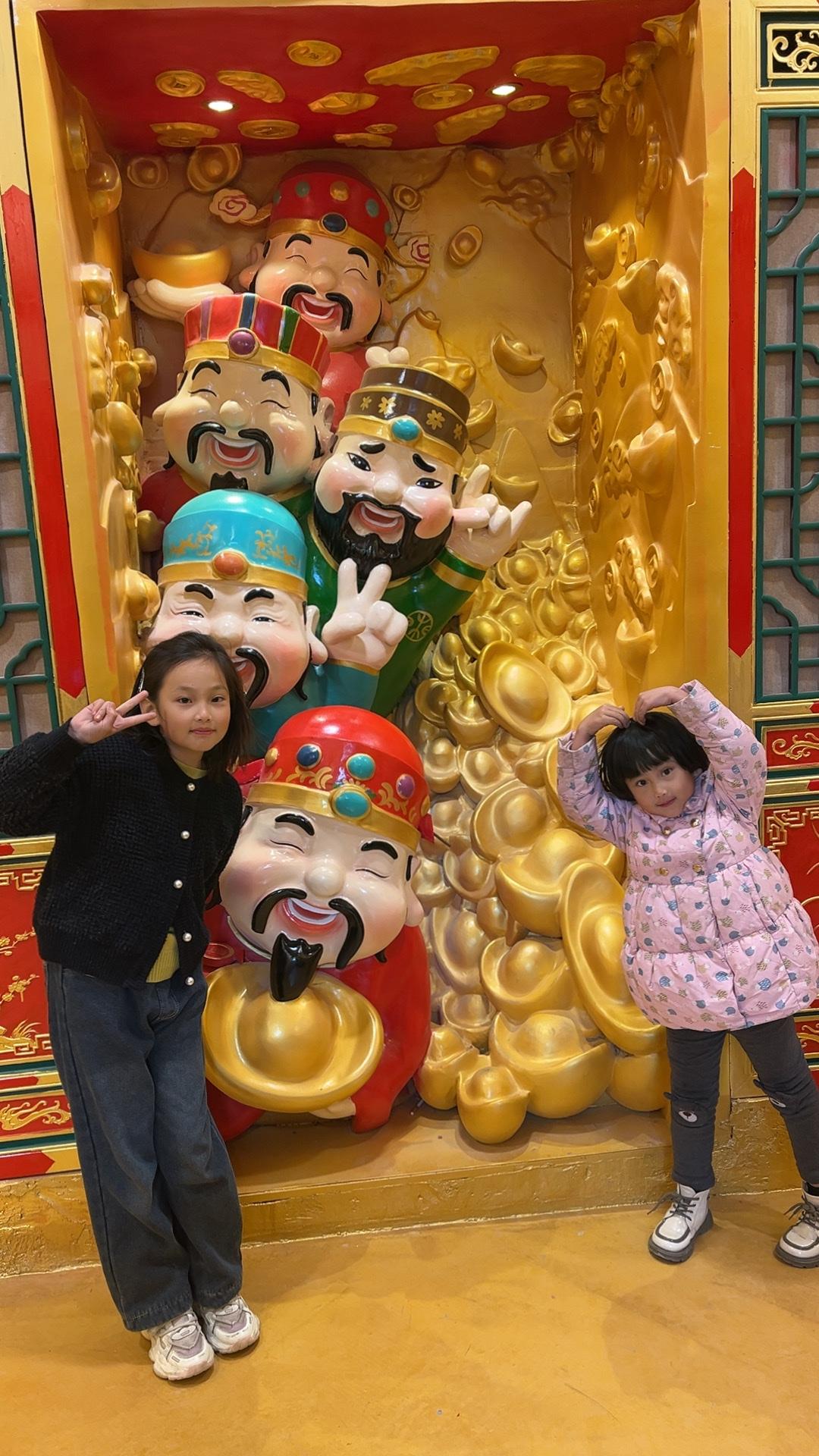 分享我这周有趣的事：周末揣着简单的快乐带俩女儿扎进小吃街，刚靠近就被烤串的焦香、