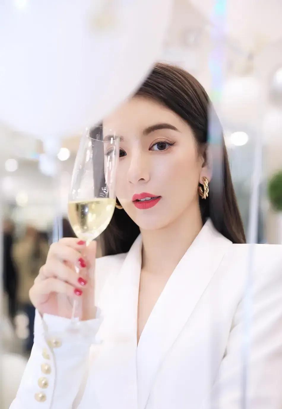 郭富城大女儿继承妈妈美貌，母女同框吸睛无数。

夜幕低垂，华灯初上，城市的夜空下