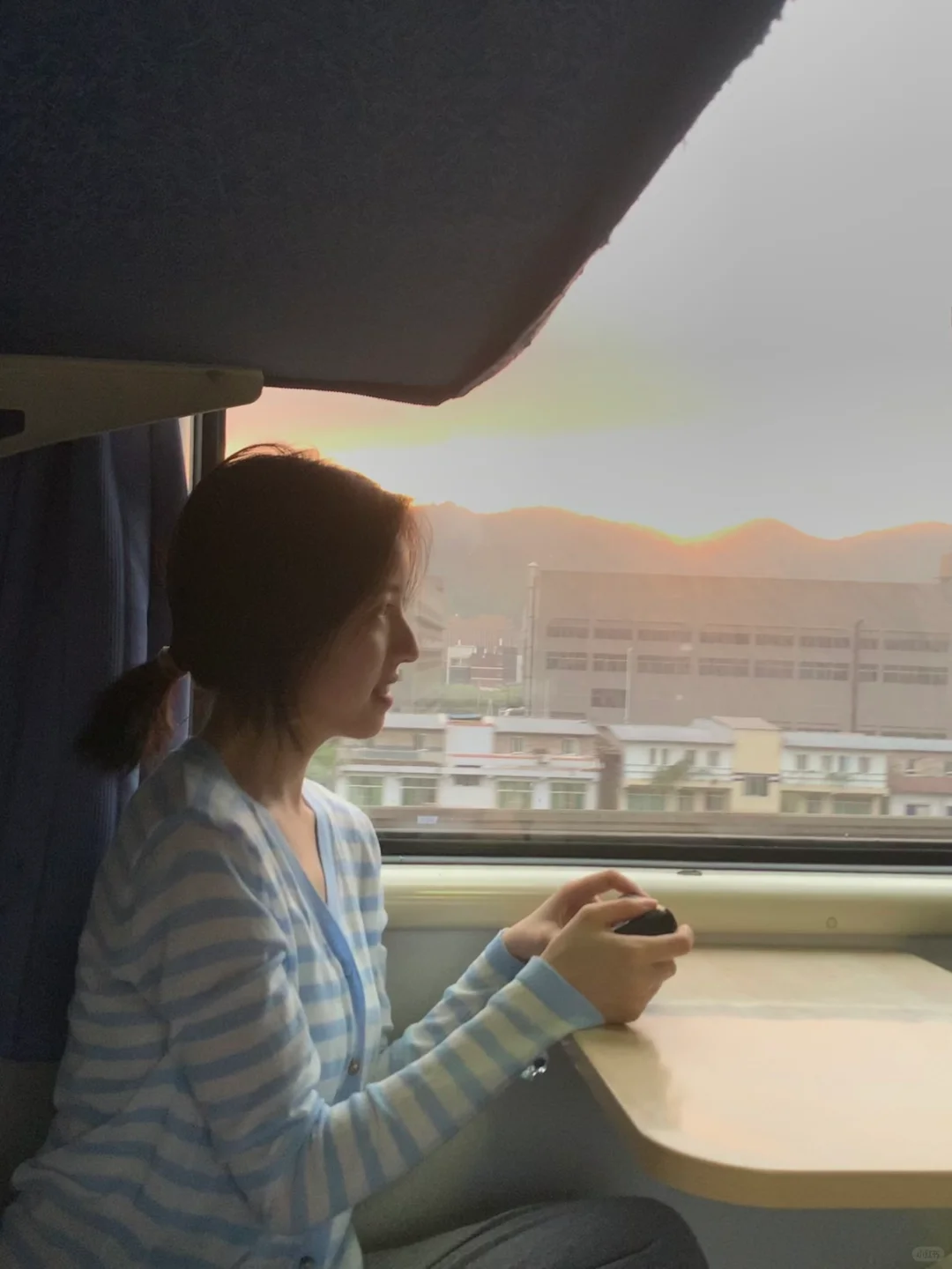 在火车上拍到的女孩好美