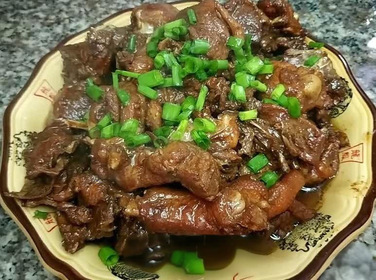 家常葱油焖鸡，网上学的做法，虽然做的不是很好看，但香味十足～

鸡肉加淀粉抓洗沥