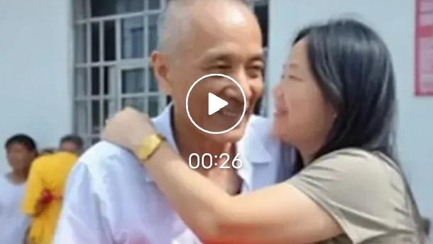 河南女子落水被71岁大爷救下，登门道谢竟被墙上老照片惊到，背后缘分太暖了
 
“