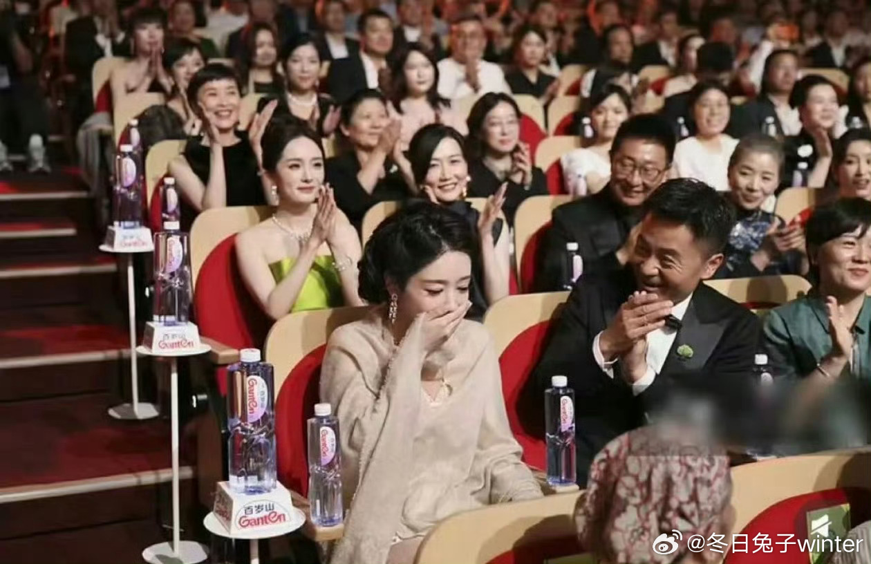 杨紫经纪人抱着杨紫哭      杨紫拿下白玉兰视后，四次提名一路陪跑，终于圆梦。