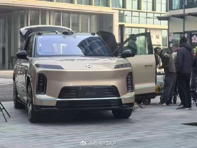 从L90到ES8，已经很明显看到蔚来在前备箱便利性和造型之间去寻求平衡，ES8比