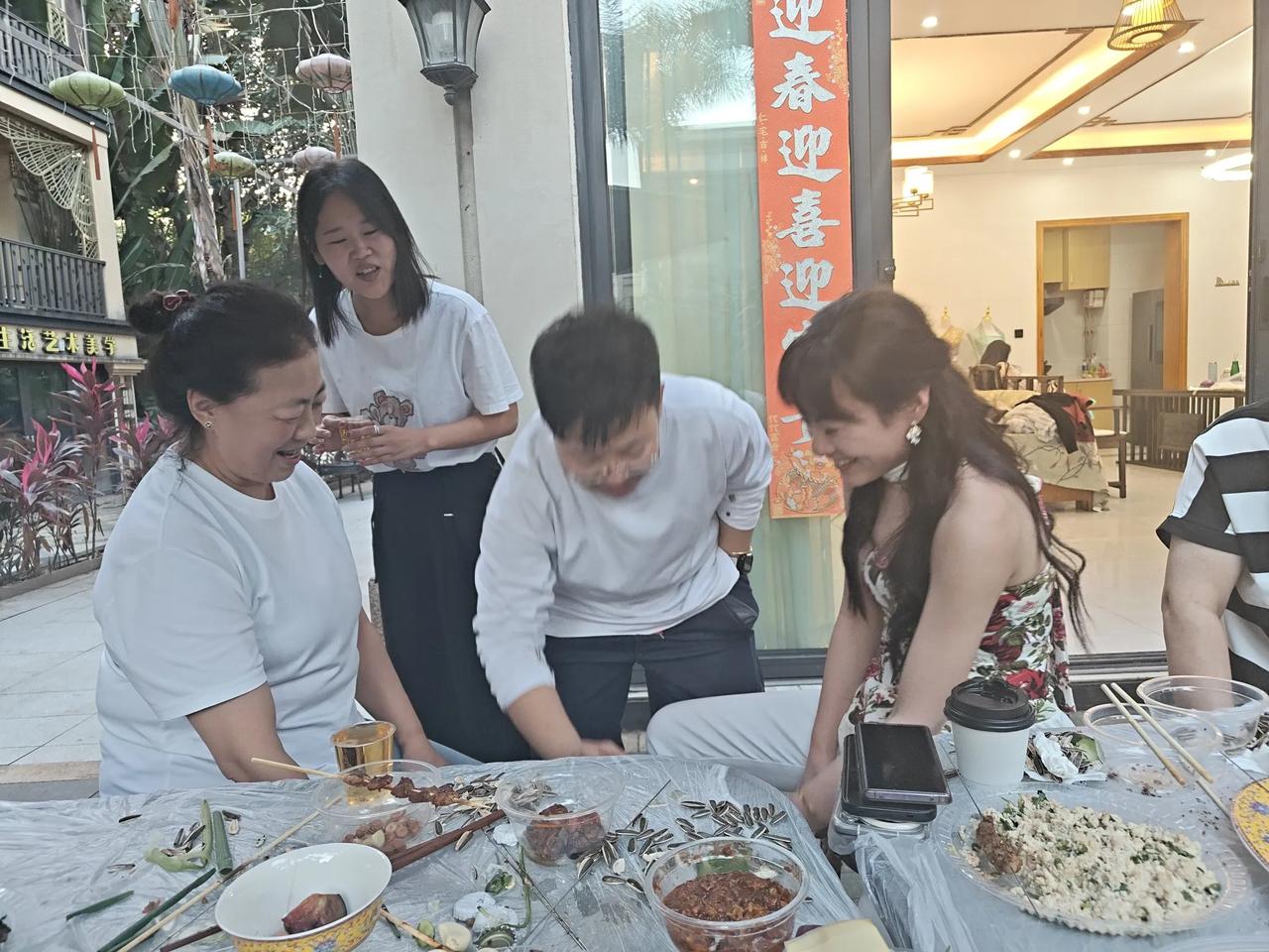 这些人太会过日子了，叫一个女人娶回家都是贤妻良母。
​她们到了第一天上午，包了1