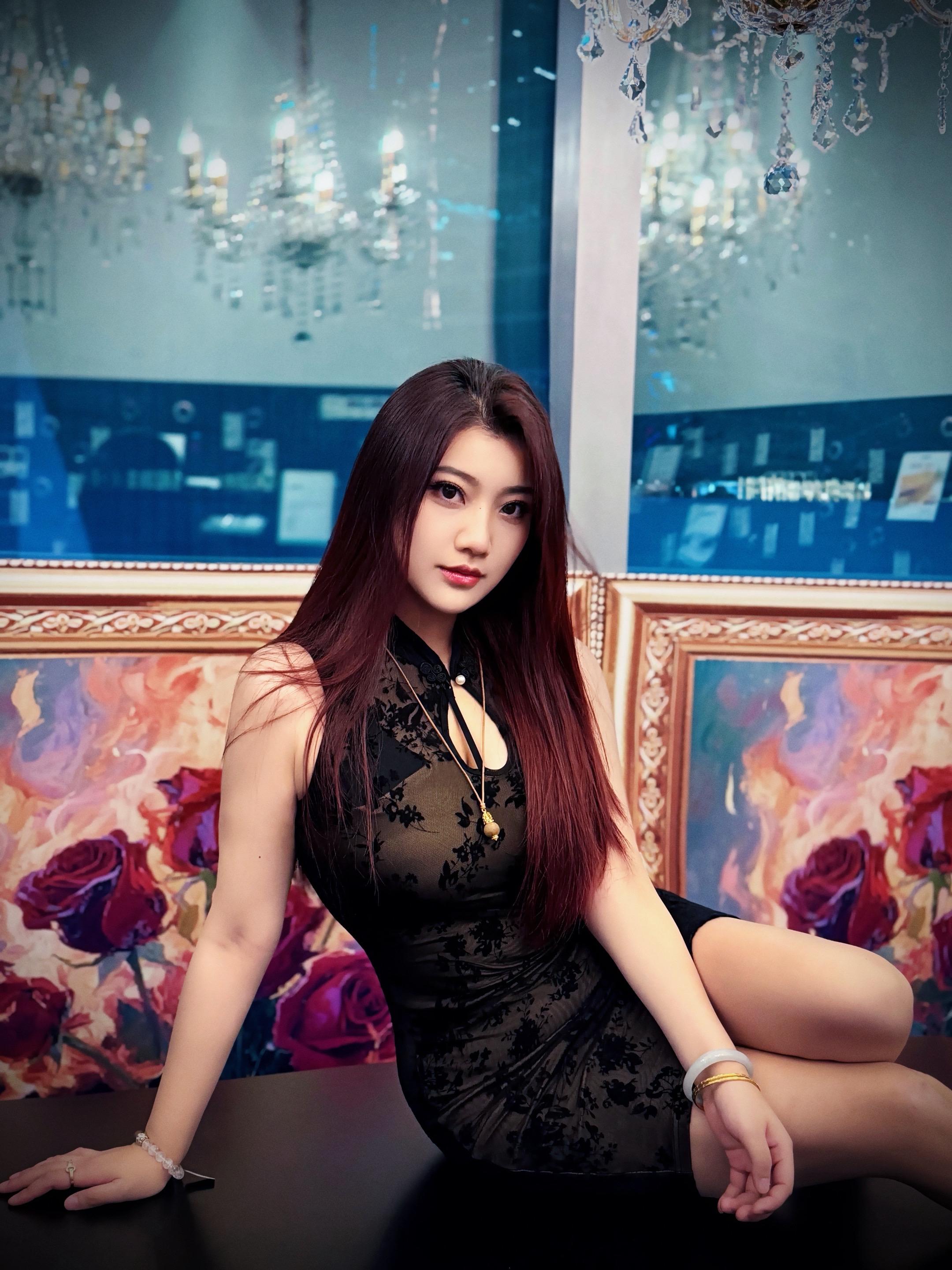 看不清我眼角的泪吗 你居然拿我跟那个坏女人比 我好恨你