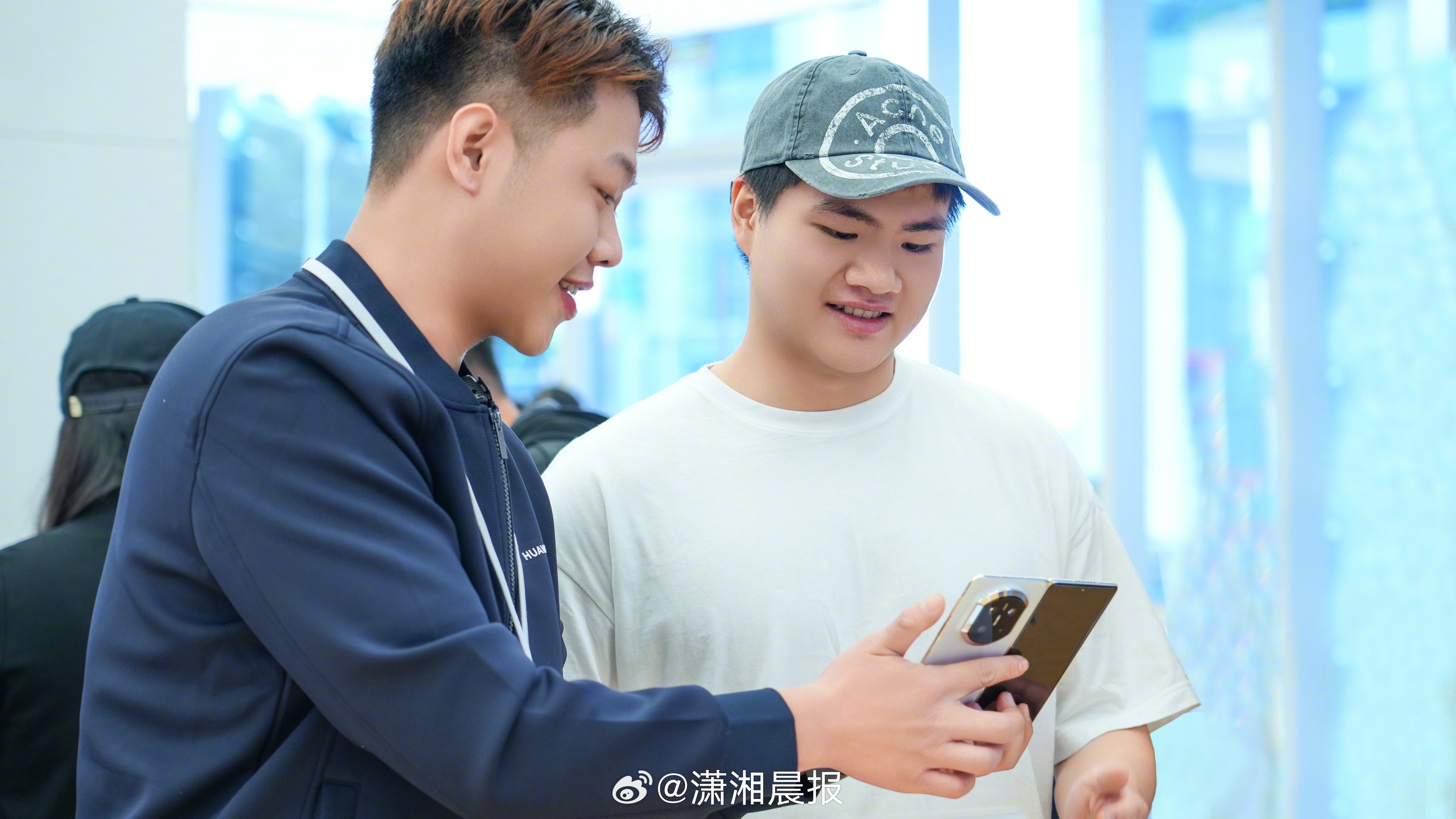 【名人首选，热度空前，华为Mate X7开售即热销：#全国各地华为门店成偶遇明星